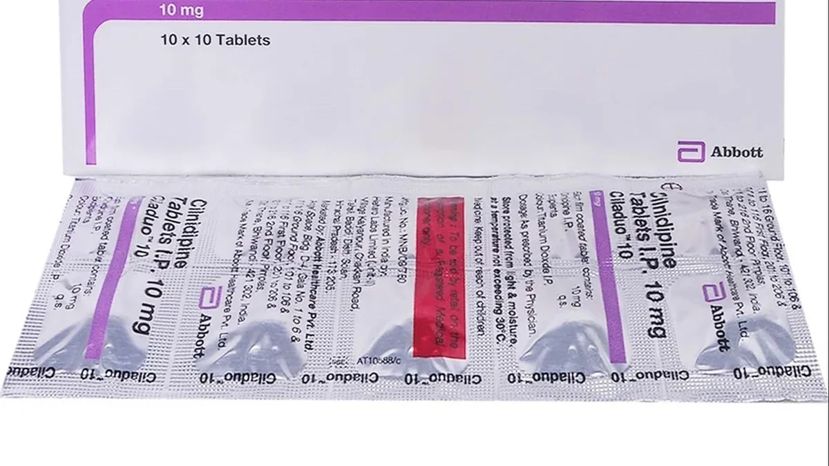 医生正在向患者解释乐伐替尼10mg的副作用管理