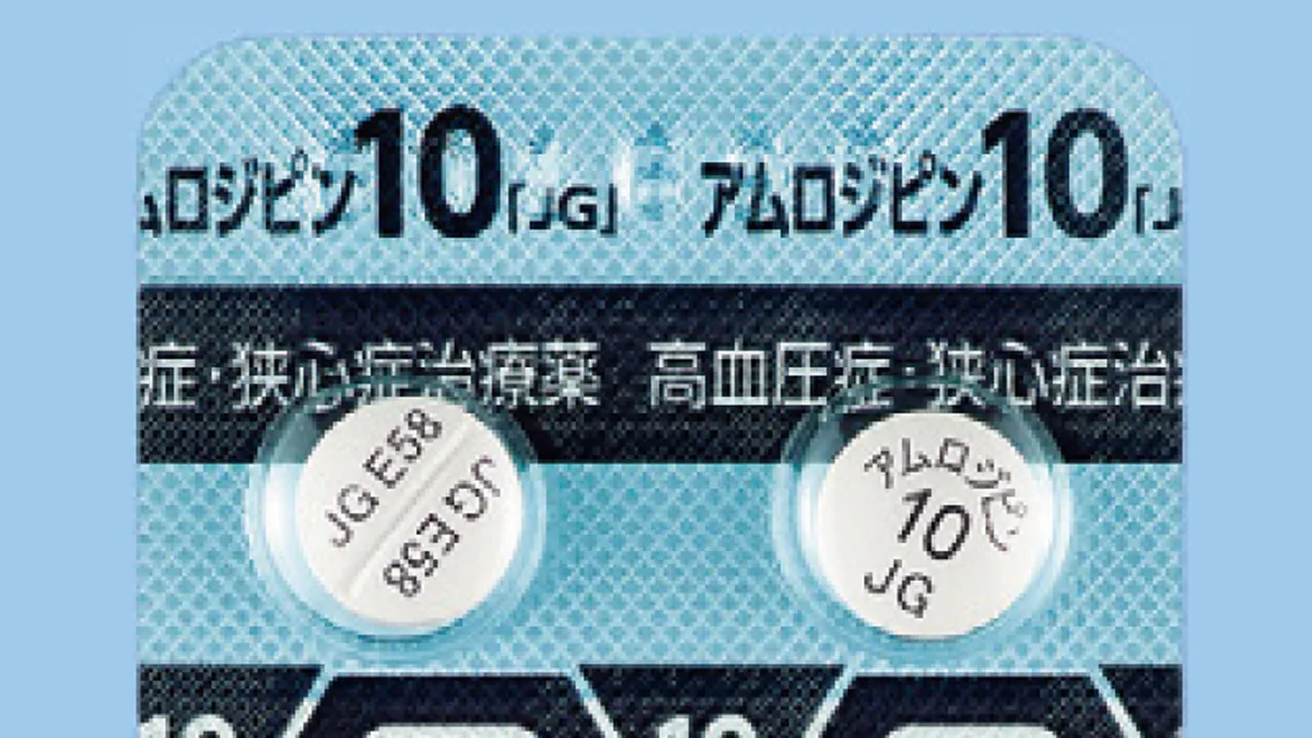 患者手持乐伐替尼10mg药盒,正在扫描药品追溯码