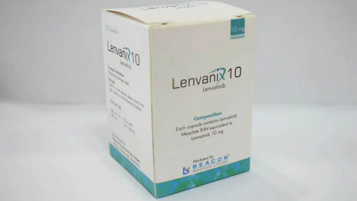 药师在药房柜台展示乐伐替尼10mg药盒