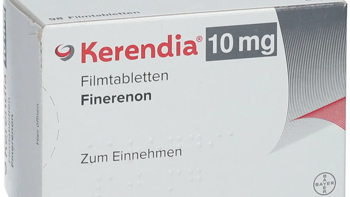患者手持乐伐替尼10mg药盒和医保结算单